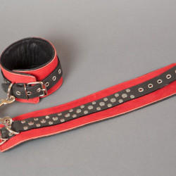Красные кожаные наручники на мягкой подкладке