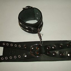 Чёрные кожаные наручники "Крест" без подкладки