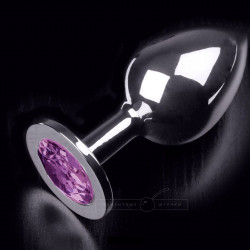 Большая серебристая анальная пробка с круглым кончиком и ярким фиолетовым кристаллом - 9 см.
